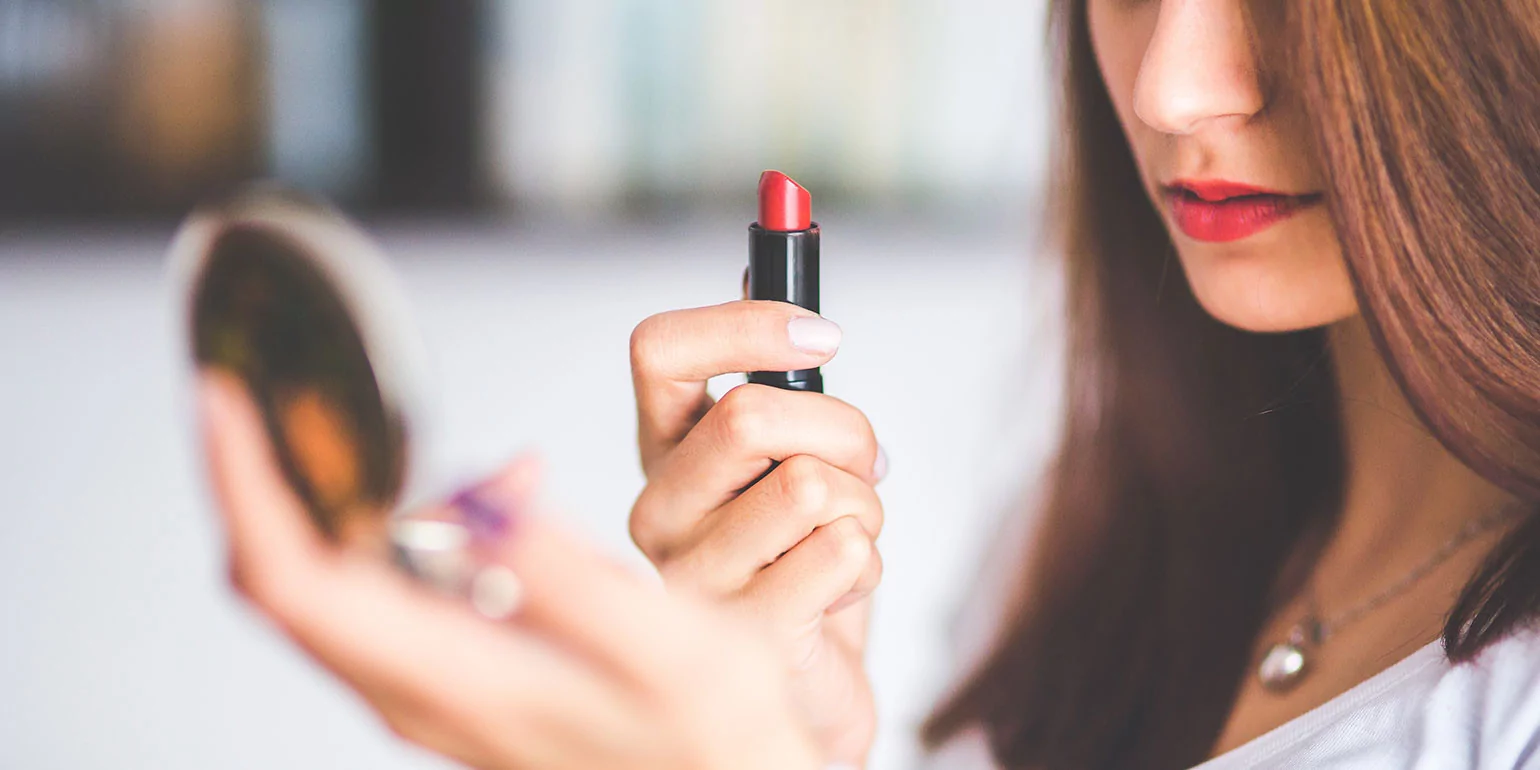 Cómo pintar los labios y lucir un resultado profesional